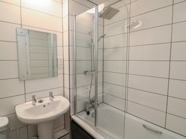 A bathroom with a bathtub and sink at 6 Dartmouth House Dartmouth