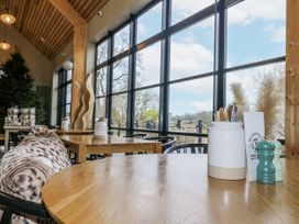 A dining area with a table and chairs at Bee Hive in South Luffenham near Edith Weston