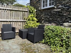 A garden with chairs and a table at Unicorn Cottage in Ambleside