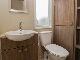 A bathroom with sink and toilet at Aspen in Denny