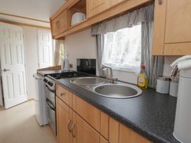 A kitchen with sink and stove at Holly in Denny