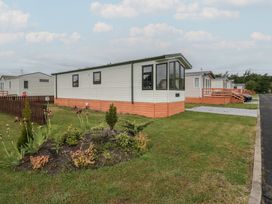 A mobile home with garden at Birch in Denny