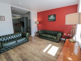 A living room with green leather sofas and a lamp at Number 33 in Scarborough