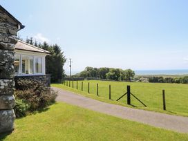 Exterior view of a property with stone walls and pathway at Ysgubor Newydd Parc Isaf Dyffryn Ardudwy