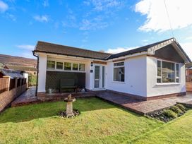 A single story house with a front lawn and stone pathway at Green View in Llangollen