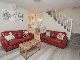 A living room with two sofas and a coffee table at Full Deck in Dartmouth