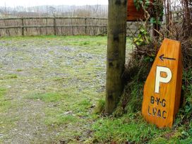 A parking sign near a gravel path at Bryn Y Garreg Cottage - The Wireless Free Farm (No Tech!) Llangadfan near Llanwddyn