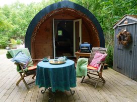 An outdoor seating area with a table and chairs at Hobhole in Keal Cotes near East Kirkby