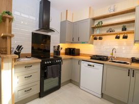 A kitchen with appliances and storage at Rainbow's End in Swanton Morley