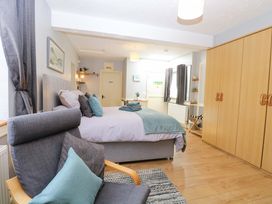 A bedroom with a bed and wardrobe at Rainbow's End in Swanton Morley