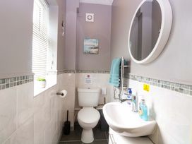A bathroom with a sink and toilet at Rainbow's End in Swanton Morley
