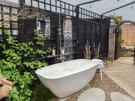 A garden with a bathtub and shower at The Corner House Ufford near Woodbridge