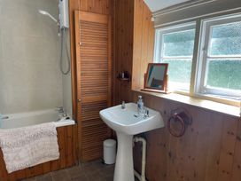 A bathroom with a bathtub and sink at Vinney Cottage in Owermoigne