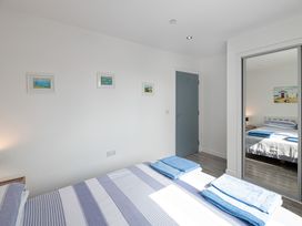 A bedroom with beds and towels at Moranedd Bach in Holyhead