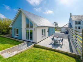An outdoor area with a table and chairs at Moranedd Bach in Holyhead