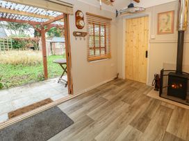 The Cabin at Little Timbers - Hampshire - 1164457 - thumbnail photo 5