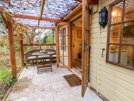 The Cabin at Little Timbers - Hampshire - 1164457 - thumbnail photo 21