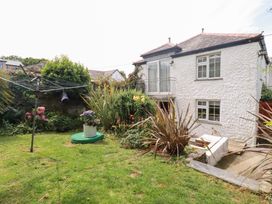 A garden with a house and clothesline at Rosemaddon in Crantock