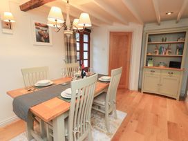 A dining room with a table and chairs at Jasmine Cottage in Thornthwaite