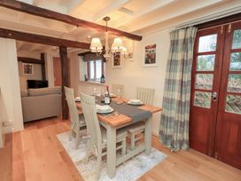 A dining room with a table and chairs at Jasmine Cottage in Thornthwaite