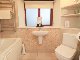 A bathroom featuring a sink, toilet, and bath tub at Jasmine Cottage in Thornthwaite