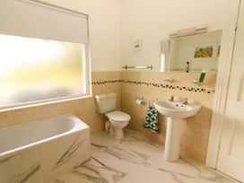A bathroom with a bathtub, toilet, and sink at Rosemont in Adare