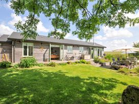 A house with windows and garden furniture at Smugglers Bodmin Moor, St Breward near St Tudy