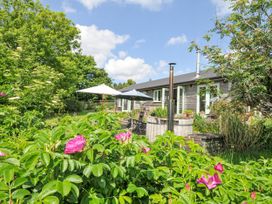 A garden with flowers and a house at Smugglers in Bodmin Moor, St Breward near St Tudy
