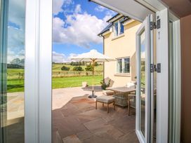 An outdoor patio with a table and chairs at Hoddell Pitch Cottage Kinnerton near New Radnor