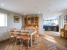 A dining room with a dining table and chairs at Hoddell Pitch Cottage in Kinnerton near New Radnor