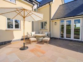 An outdoor seating area with a table and chairs at Hoddell Pitch Cottage in Kinnerton near New Radnor