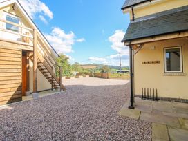 An outdoor area with gravel and stairs at Hoddell Pitch Cottage Kinnerton near New Radnor
