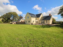 A house with a garden and patio at Hoddell Pitch Cottage in Kinnerton near New Radnor