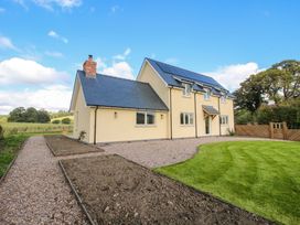 A house with a garden and gravel path at Hoddell Pitch Cottage Kinnerton near New Radnor