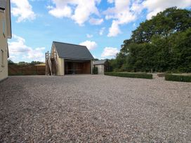 An outdoor space with a house and shed at Hoddell Pitch Cottage Kinnerton near New Radnor