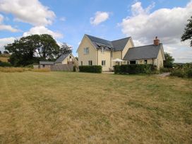 An outdoor view of a house with a garden at Hoddell Pitch Cottage Kinnerton near New Radnor