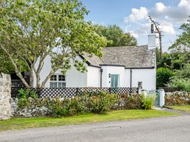 A house with garden and fence at Bodior Lodge in Rhoscolyn
