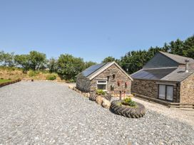 An outdoor area with stone buildings and gravel at The Dairy Barn in Camelford