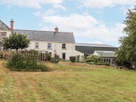 A garden with a house and barn at Aunty Junes Cottage Okehampton