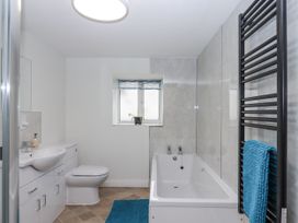 A bathroom with a bathtub, toilet, and sink at Aunty Junes Cottage Okehampton