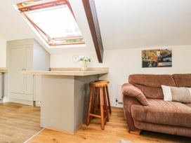 A living room with a skylight and a counter at 2 Bakers Yard