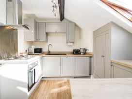 A kitchen with appliances and cabinets at 2 Bakers Yard