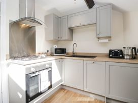 A kitchen with appliances and cabinets at 2 Bakers Yard