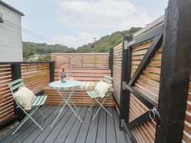 An outdoor seating area with table and chairs at Mavericks Wave, St Agnes
