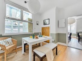 A dining room with a table and chairs at Palm House in Newquay