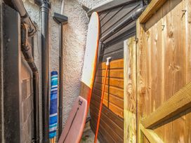An outdoor area with a surfboard and paddle at Palm House in Newquay