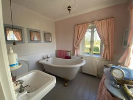 A bathroom with a bathtub and sink at Cefn Campstone Llanvihangel Crucorney near Abergavenny