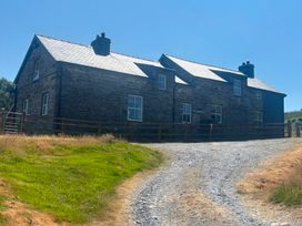 A house with windows and a path at Ty Llewelyn Capel Curig near Betws-Y-Coed