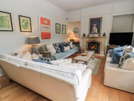 A living room with sofas and a fireplace at Cotswold House in Moreton-In-Marsh