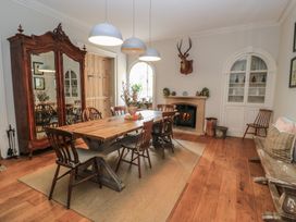A dining room with a table and chairs at Cotswold House in Moreton-In-Marsh